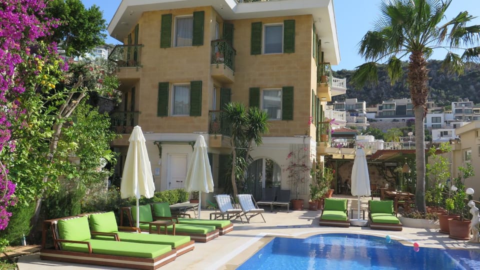 Property building, Spring, Natural landscape, Garden, Garden view, Swimming pool, sunbed