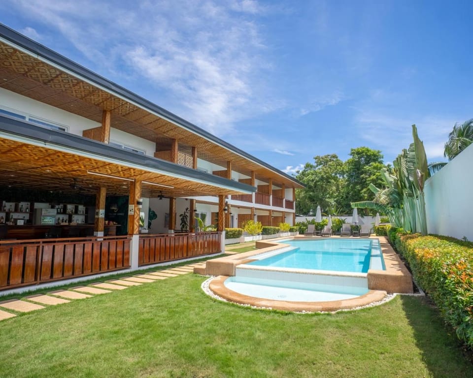 Property building, Garden view, Pool view, Swimming pool, sunbed