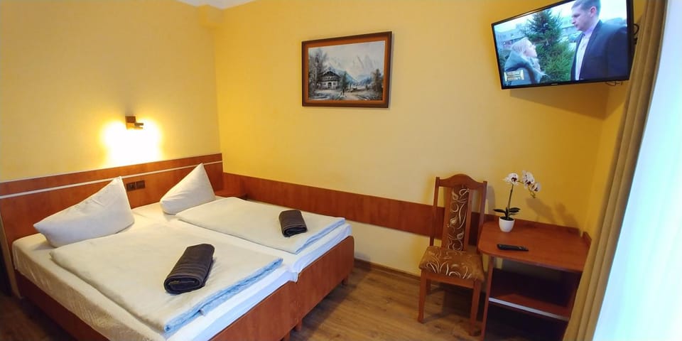 Bed, TV and multimedia, Photo of the whole room, Bedroom