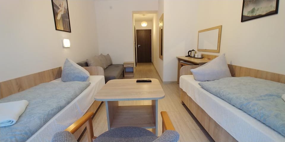 Bed, TV and multimedia, Photo of the whole room, Seating area, Bedroom