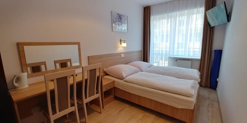 Bed, TV and multimedia, Photo of the whole room, Bedroom, towels