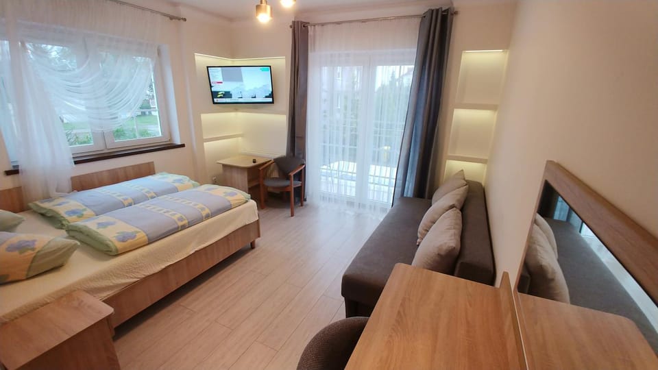 Bed, TV and multimedia, Photo of the whole room, Bedroom, hair dresser, wardrobe