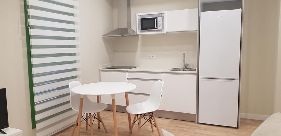 Kitchen or kitchenette, minibar