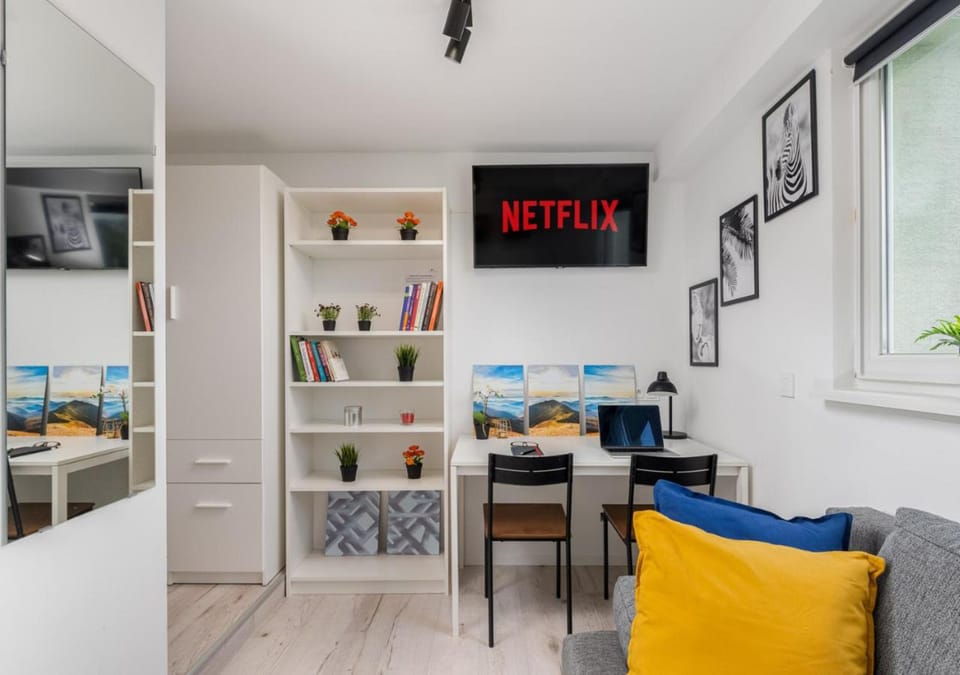 TV and multimedia, Kitchen or kitchenette, Living room, Seating area, Dining area