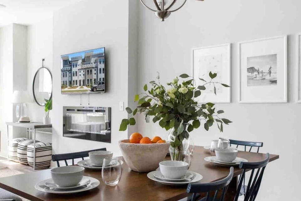 The Trendy In Park Circle Mins to DT CHS & Beach House in North Charleston