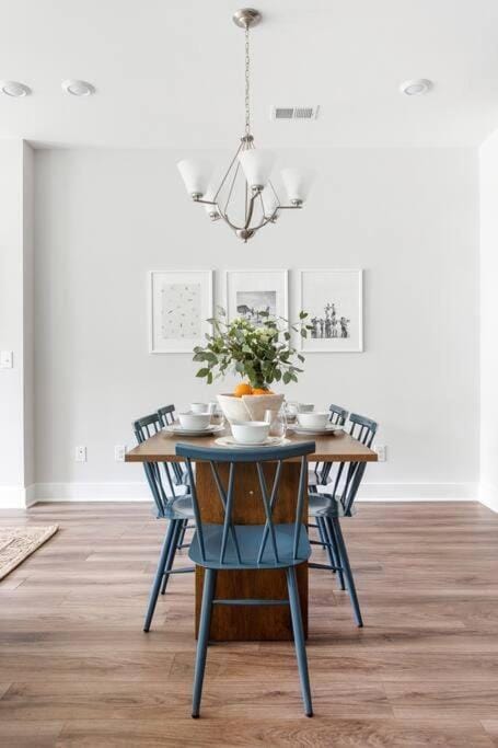 The Trendy In Park Circle Mins to DT CHS & Beach House in North Charleston