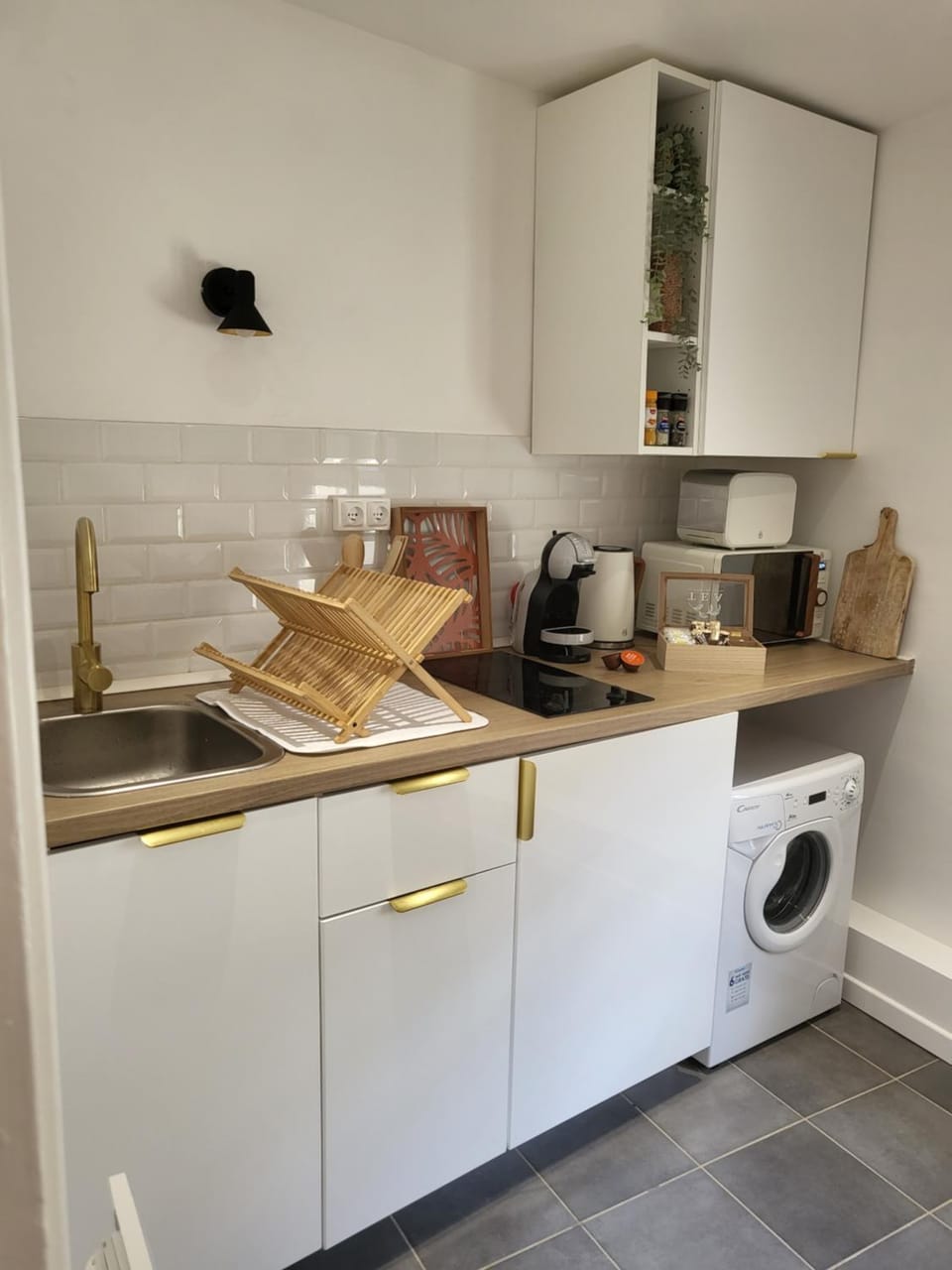 Coffee/tea facilities, minibar, stove, toaster, washing machine