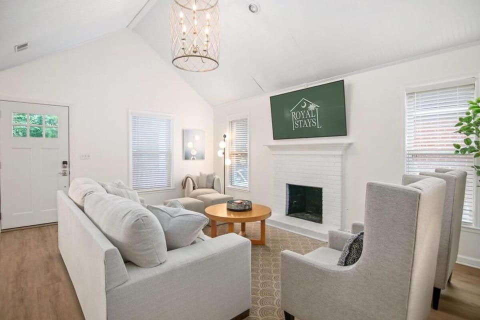 Charleston Oasis with Hot Tub, Mins to Dtwn House in Mount Pleasant