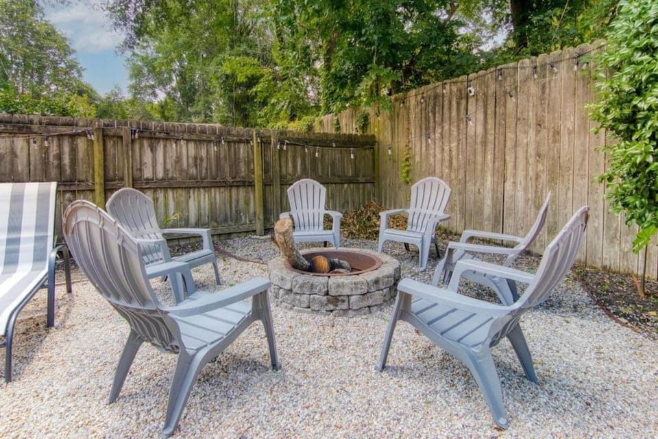 Charleston Oasis with Hot Tub, Mins to Dtwn House in Mount Pleasant