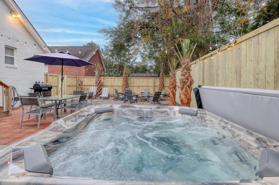 Charleston Oasis with Hot Tub, Mins to Dtwn House in Mount Pleasant