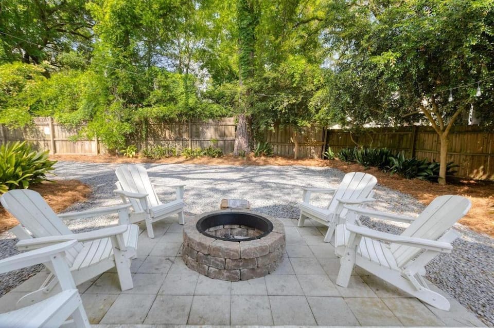 The Cozy Vibes-6 beds-Fenced in Backyard House in Mount Pleasant