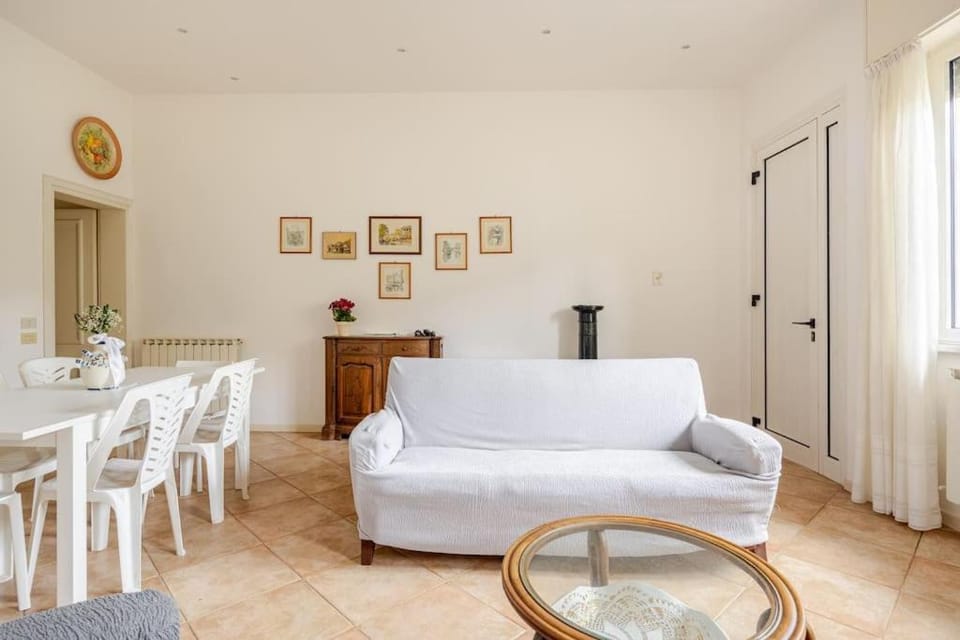 Communal lounge/ TV room, Living room, Seating area, Dining area