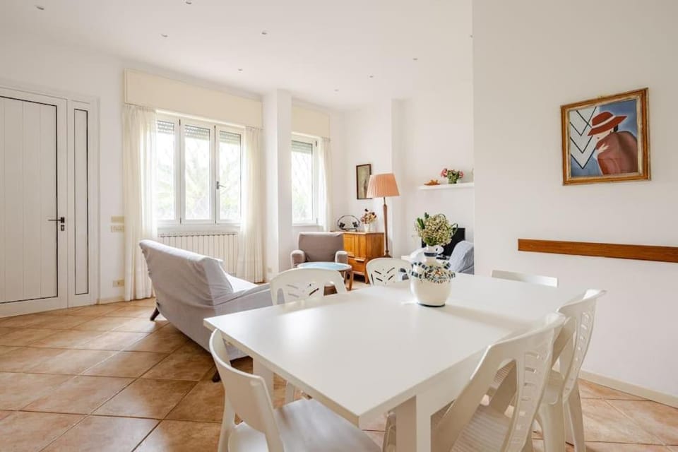 Communal lounge/ TV room, Living room, Seating area, Dining area