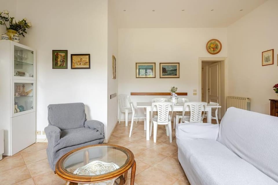 Communal lounge/ TV room, Living room, Seating area, Dining area