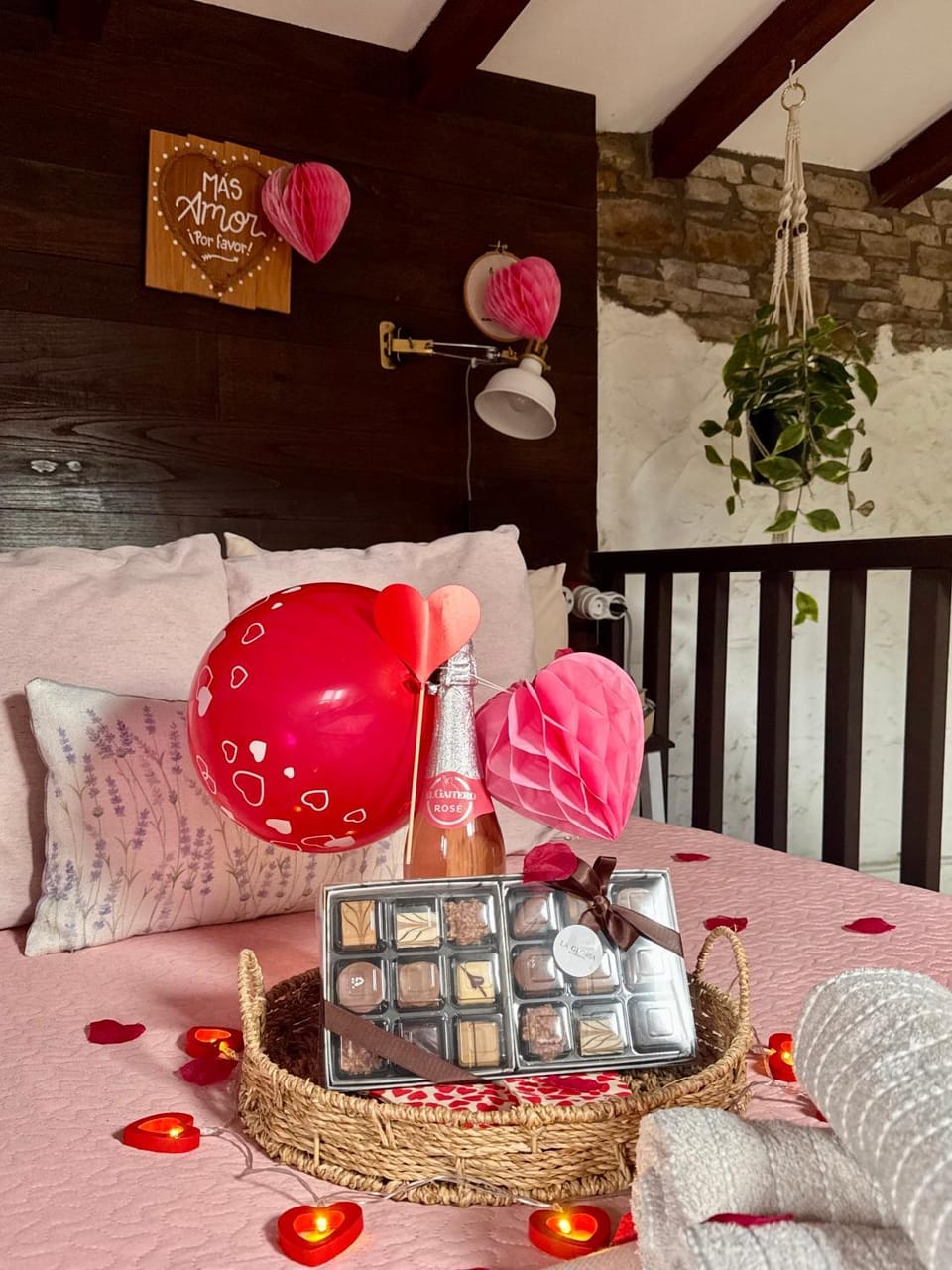 Bed, Food and drinks, Bedroom, Food