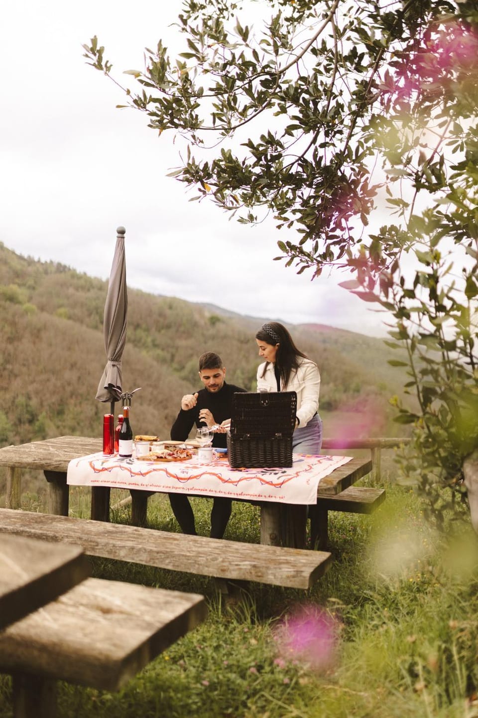 Natural landscape, BBQ facilities, BBQ facilities, Garden, Dining area, Mountain view