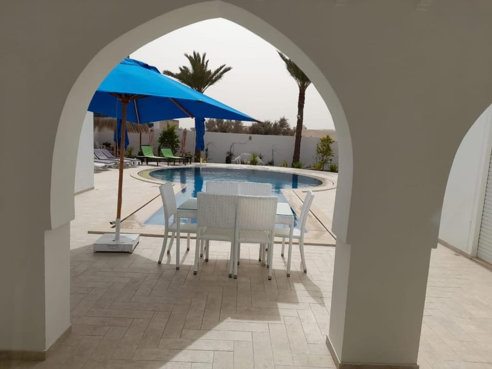 Patio, Day, View (from property/room), Balcony/Terrace, Dining area, Pool view, Swimming pool, sunbed