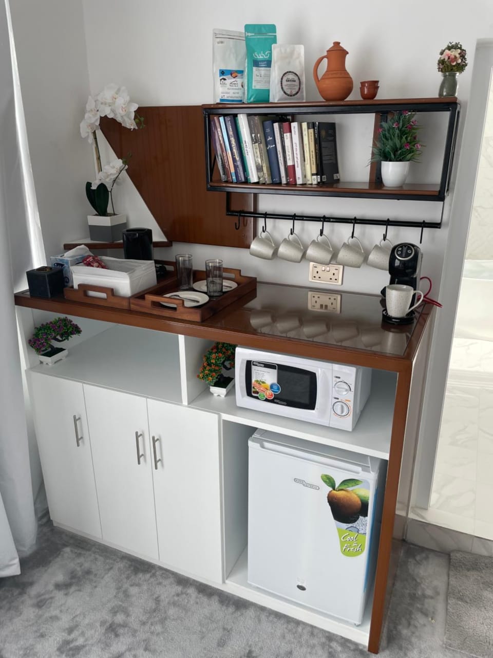 Coffee/tea facilities, Kitchen or kitchenette, stove