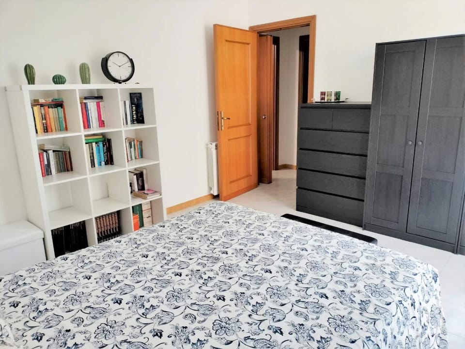 Bed, Library, Photo of the whole room, Bedroom, hair dresser, wardrobe