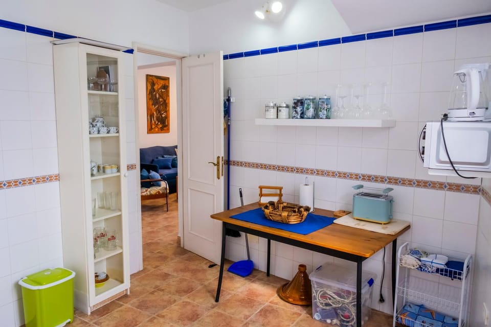 Kitchen or kitchenette, minibar, toaster