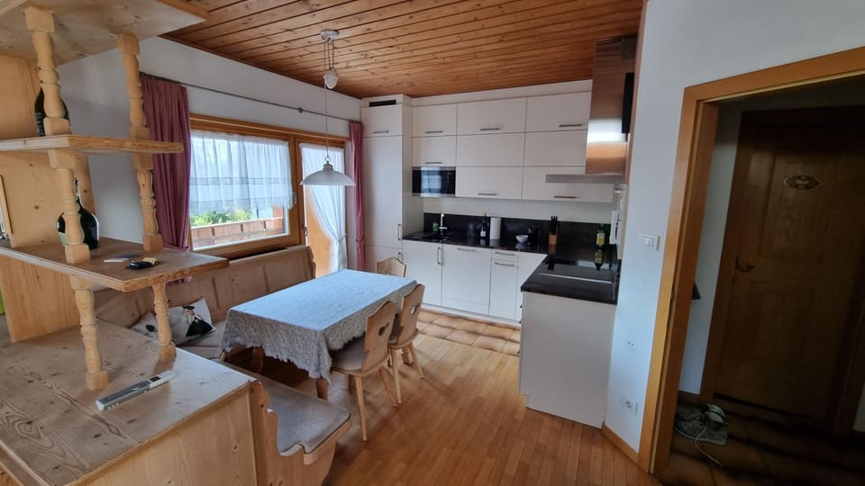 Kitchen or kitchenette, Dining area, minibar, stove