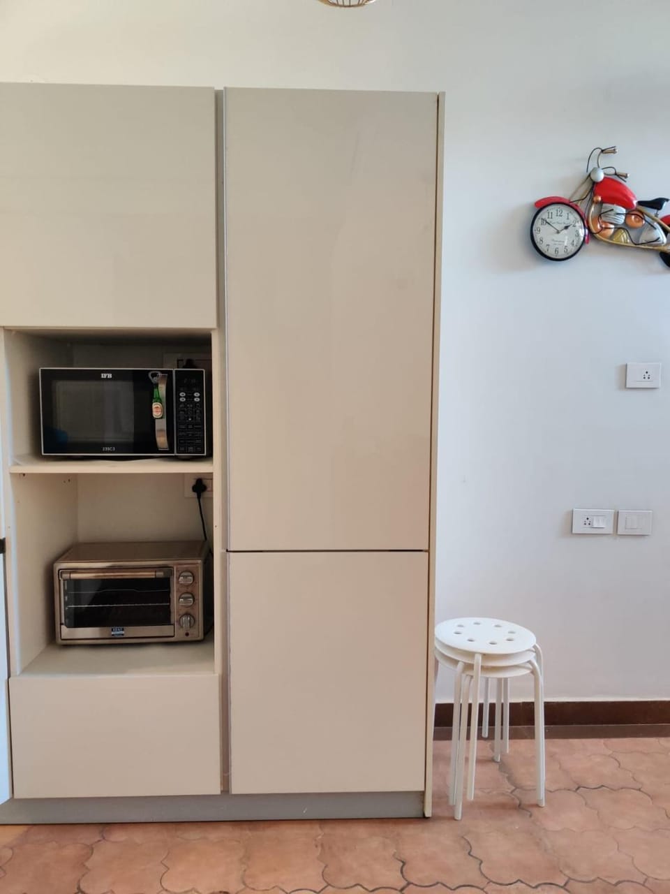 Kitchen or kitchenette, minibar