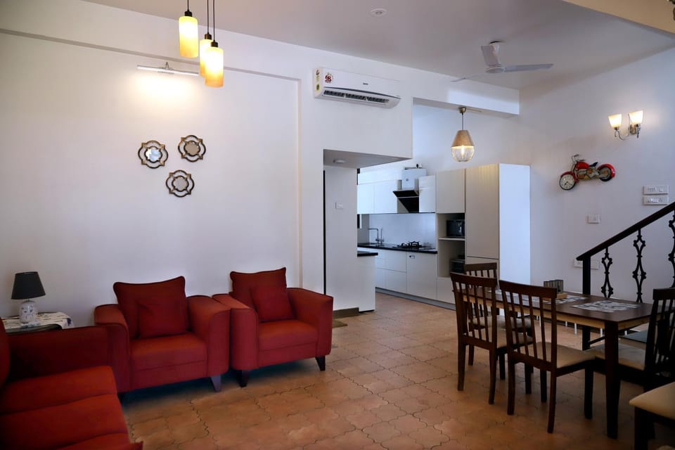 Kitchen or kitchenette, Living room, Dining area, minibar, pet friendly, air conditioner