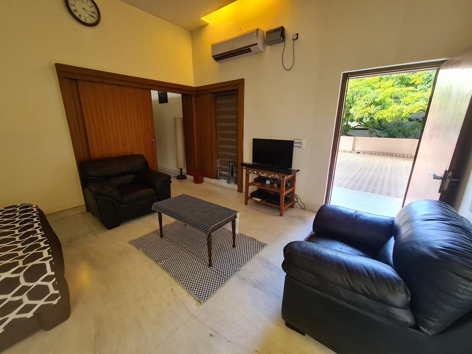 TV and multimedia, Seating area, Evening entertainment, air conditioner
