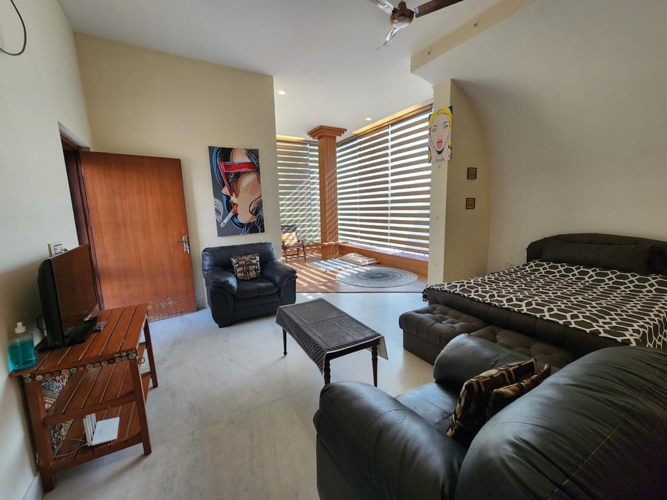 Bed, Photo of the whole room, Seating area, Bedroom