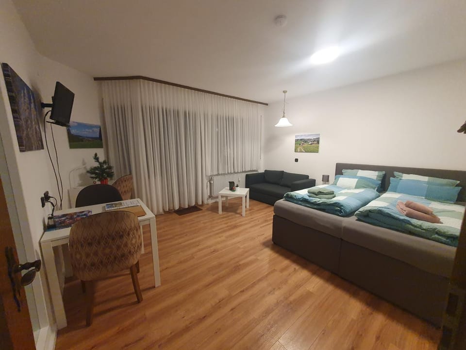 TV and multimedia, Dining area, Bedroom