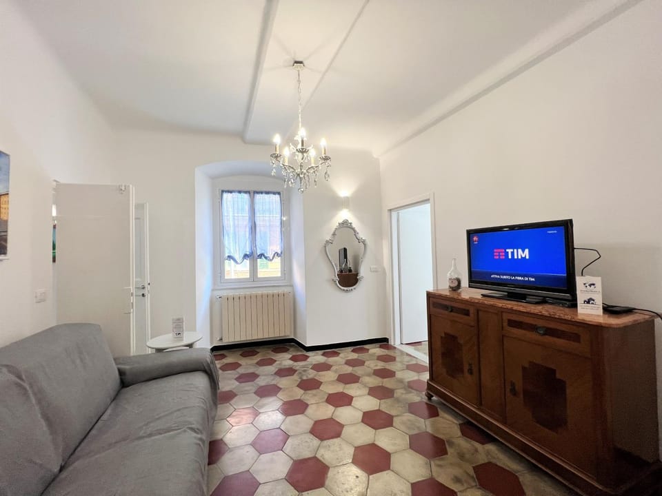 Bed, TV and multimedia, Living room