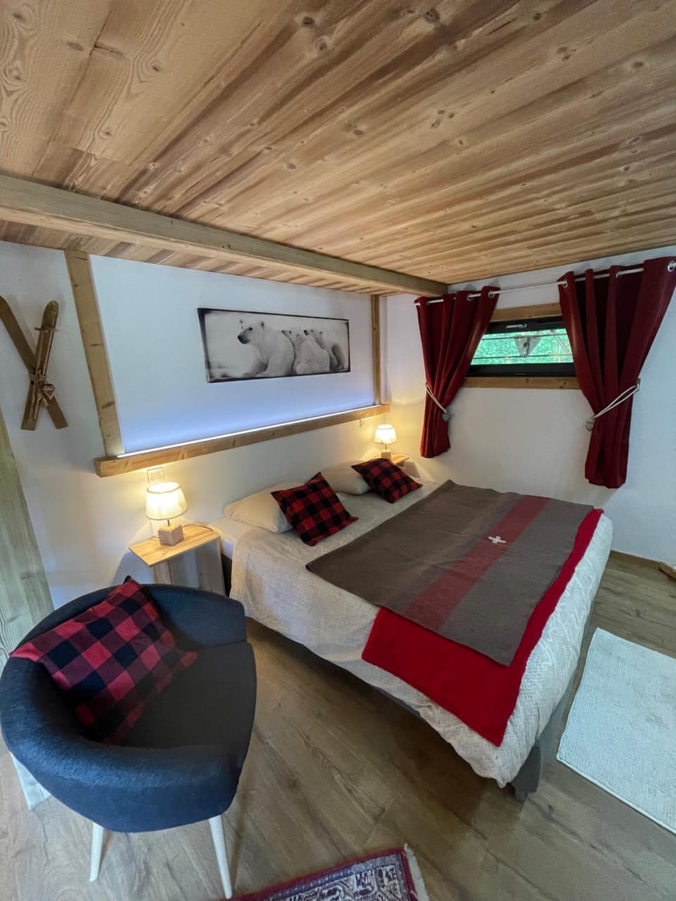 Bed, Photo of the whole room, Bedroom