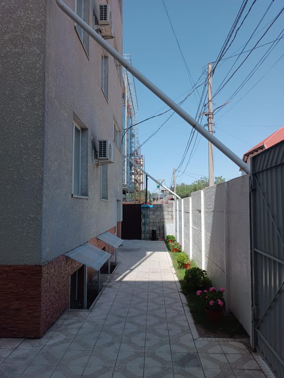 Property building, Facade/entrance, Day, Inner courtyard view