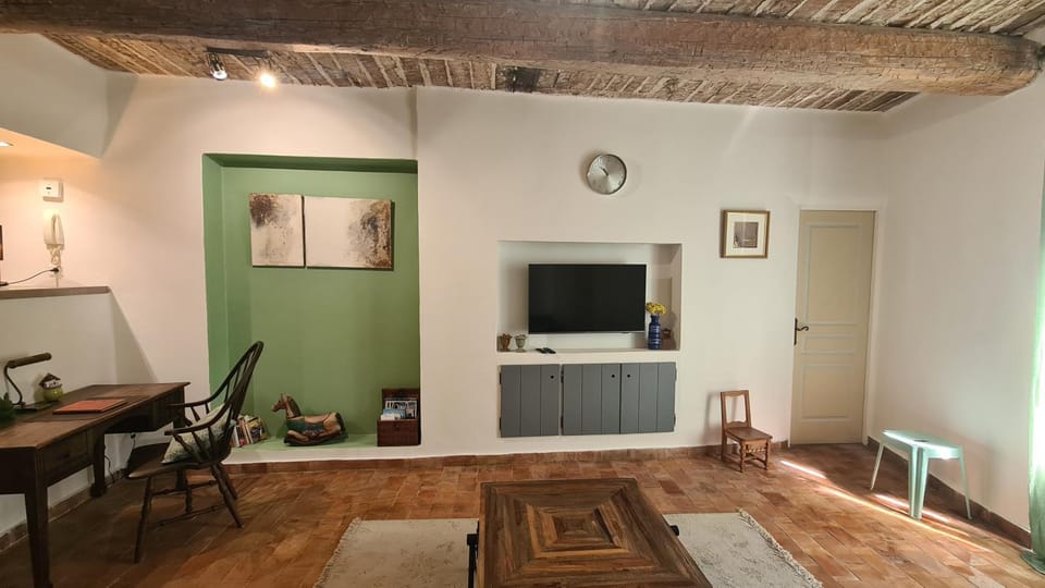 Communal lounge/ TV room, TV and multimedia, Living room, Photo of the whole room, Seating area, hair dresser