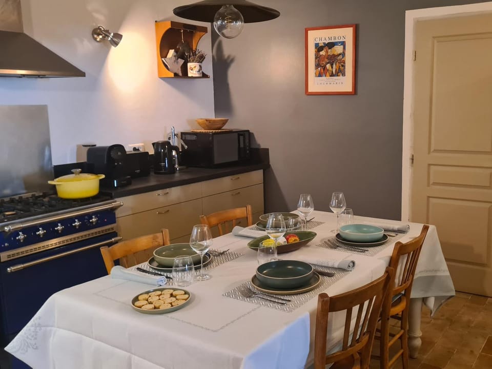 Coffee/tea facilities, Dining area, stove