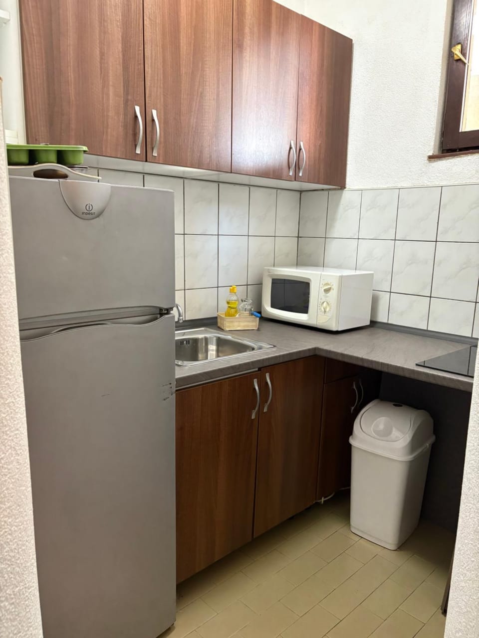 microwave, stove, kitchen