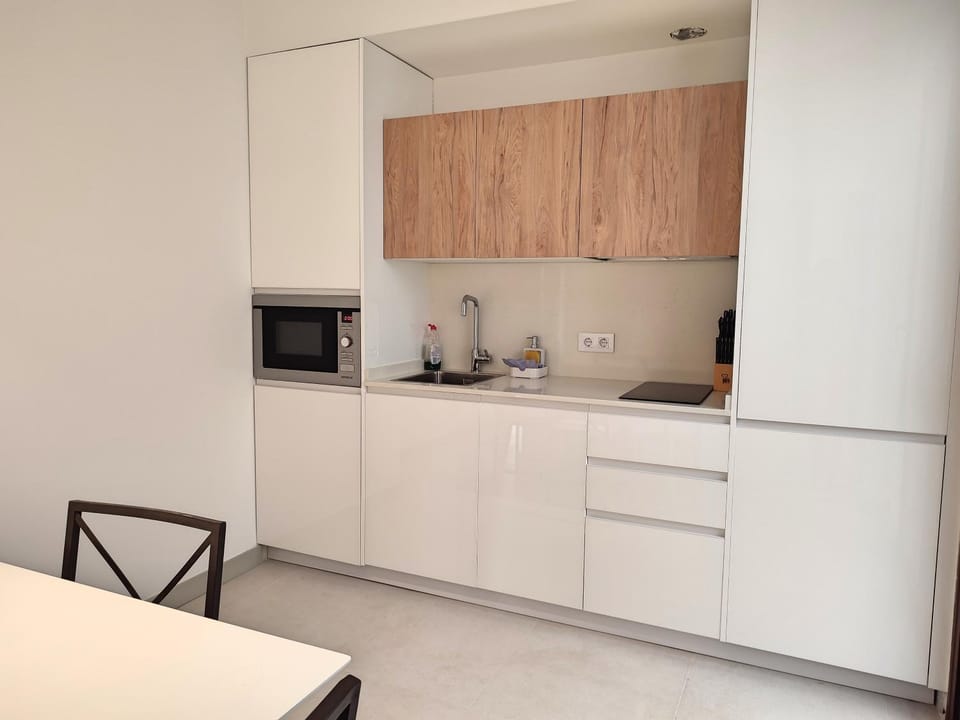 Kitchen or kitchenette, Dining area, minibar, stove