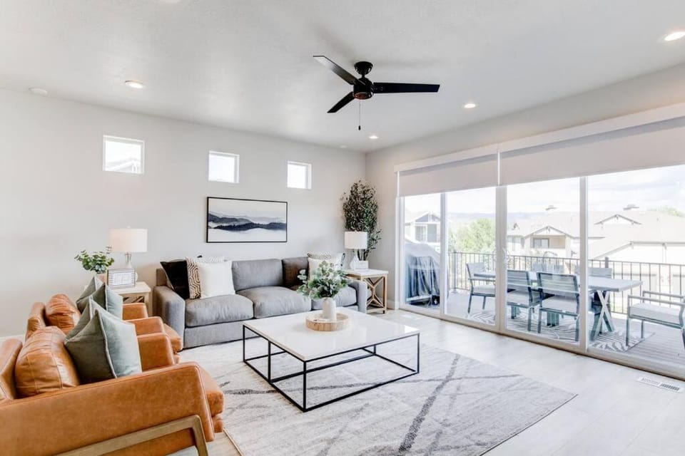 Midway to Heaven! BRAND NEW 5 bed 4.5 bath, HOTTUB House in Midway