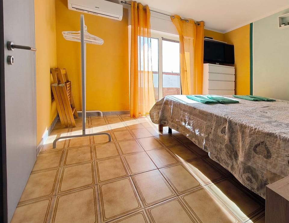 Bed, TV and multimedia, Bedroom, air conditioner