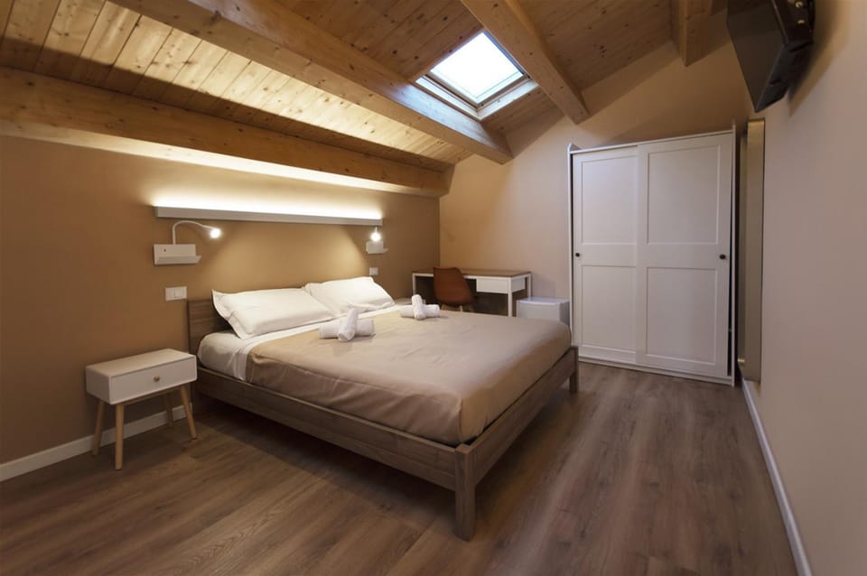 Bed, TV and multimedia, Photo of the whole room, Bedroom, wardrobe