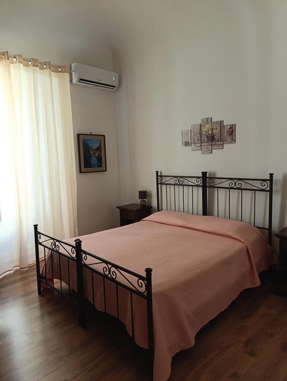 Bed, Photo of the whole room, Bedroom, air conditioner