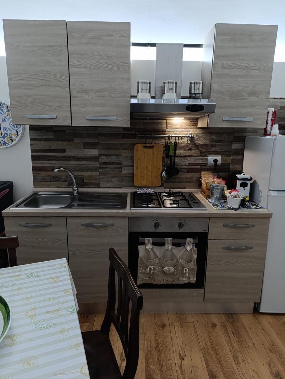 Kitchen or kitchenette, Dining area, oven, stove