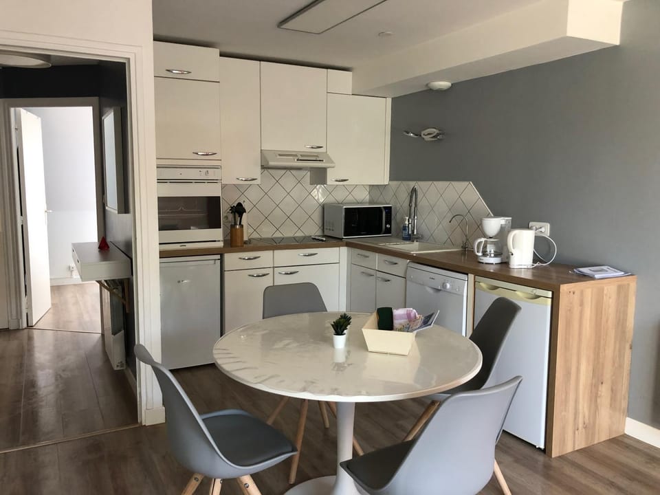 Coffee/tea facilities, Kitchen or kitchenette, Living room, Seating area, Dining area, minibar, pet friendly, stove