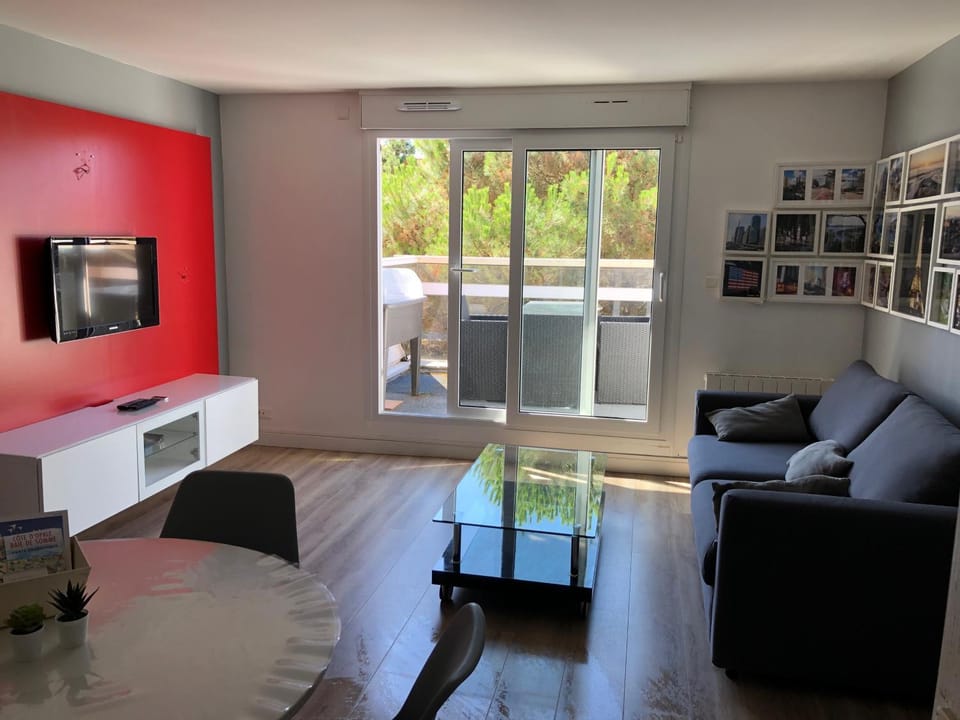 TV and multimedia, Balcony/Terrace, Kitchen or kitchenette, Living room, Seating area, Dining area, minibar