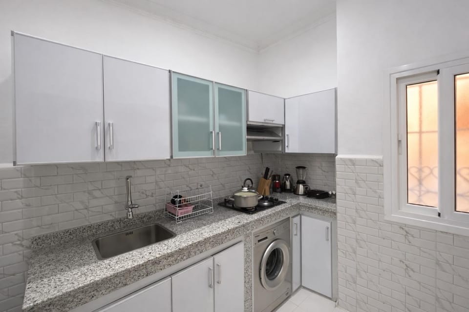 Kitchen or kitchenette, minibar, stove, washing machine