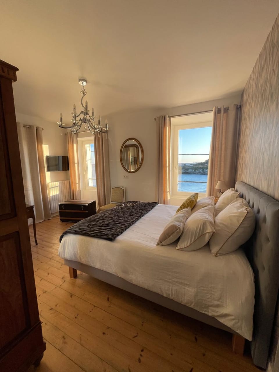 Bed, Bedroom, Sea view, towels