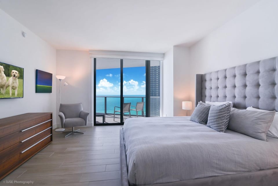 Bed, Photo of the whole room, Seating area, Bedroom