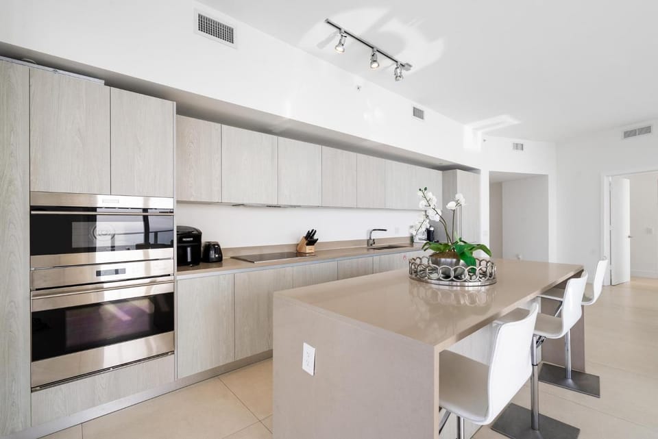 Kitchen or kitchenette, minibar