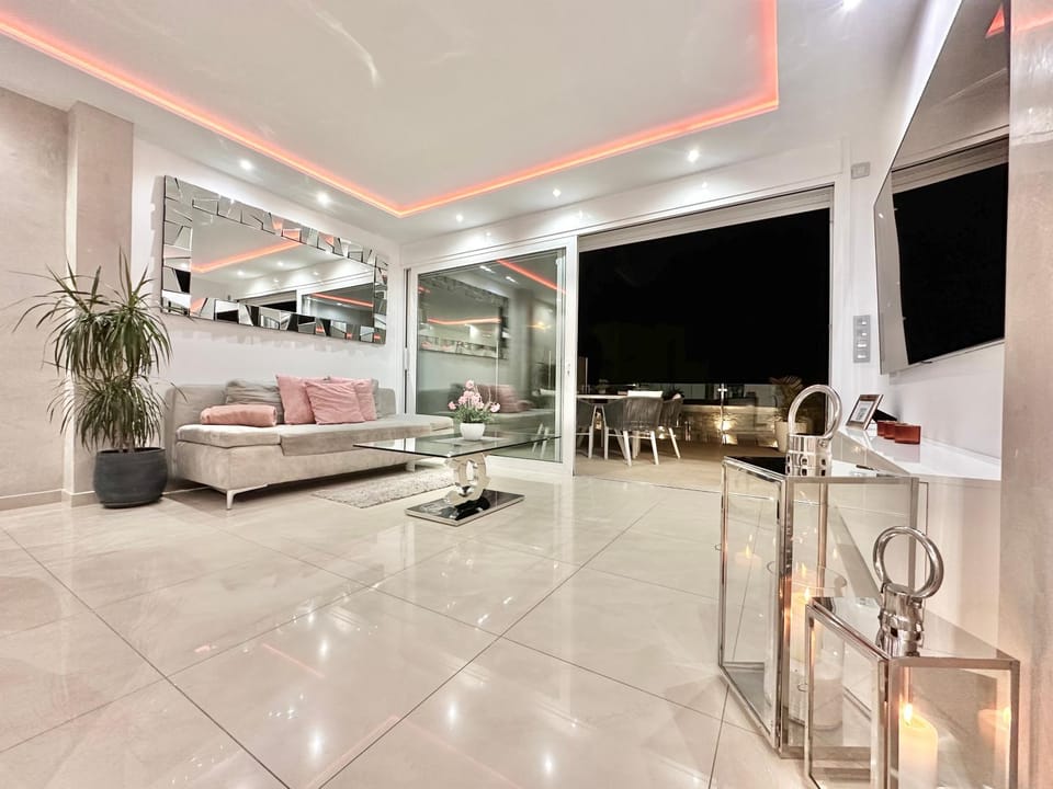 Communal lounge/ TV room, TV and multimedia, Balcony/Terrace, Living room