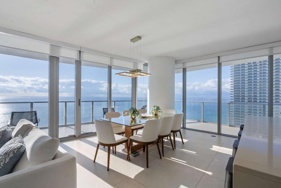 Infinite Ocean Luxury Three Bedroom Paradise House in Hollywood Beach